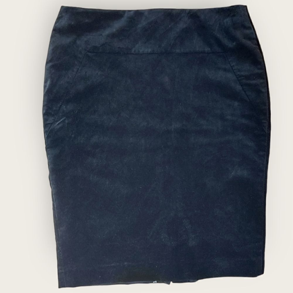 🌼4/$30 🖤 Ann Taylor Velvet Skirt | Black | Back Slit | Size 8 | EUC